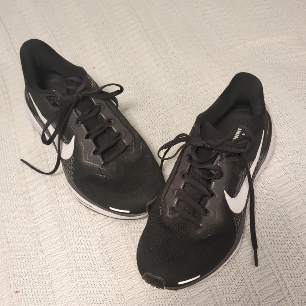 Nike Women's Black and White Training Sneakers